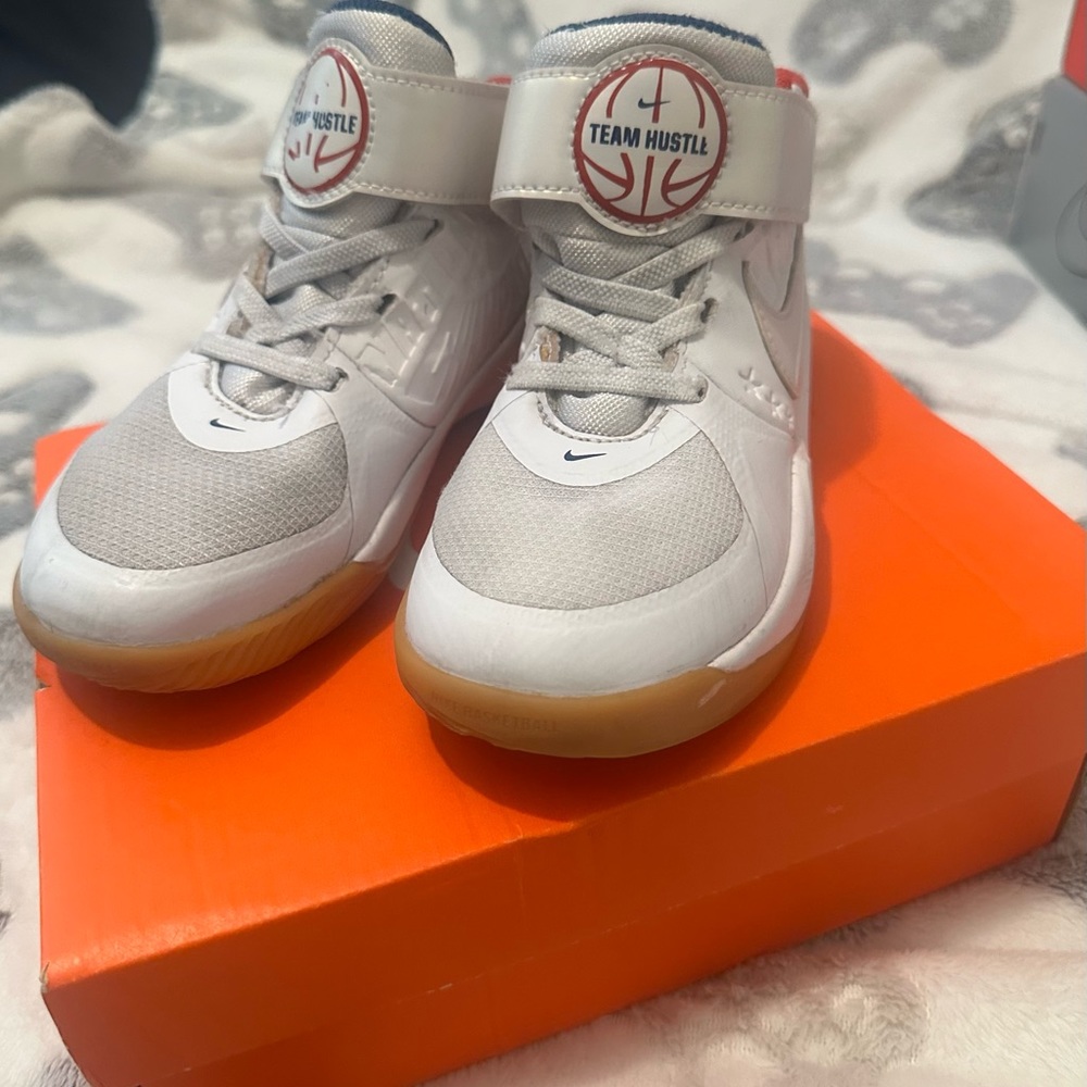 Kids Nike team hustle D9 size 12 great condition